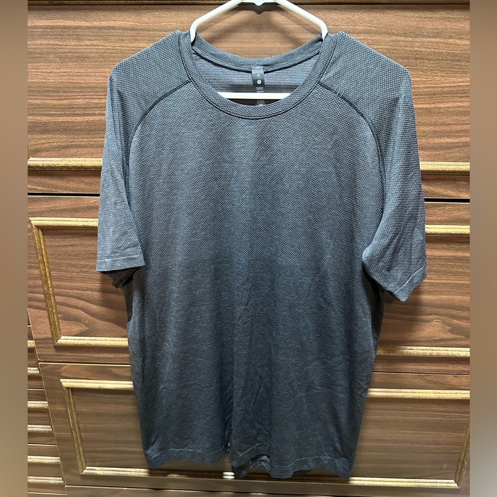 Lululemon Metal Vent Short Sleeve Mens Size XL